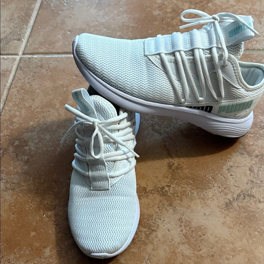 Puma soft foam size 8, shoes.